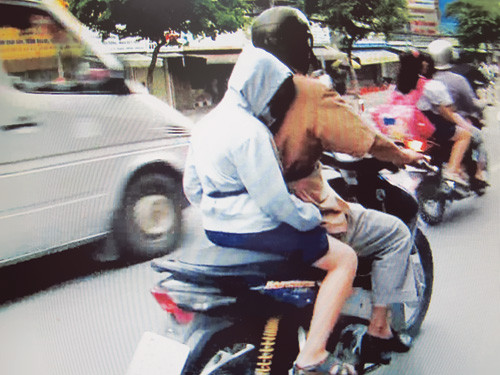 Thấy gì qua việc học sinh ngủ gật khi đến trường? ảnh 1 Thấy gì qua việc học sinh ngủ gật khi đến trường? ảnh 1