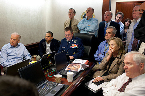 "Situation Room" được Nhà Trắng đăng lên tài khoản Flickr vào ngày 2/5 sau khi Osama bin Laden bị bắn chết. Tấm hình lập tức đạt 140.000 lượt xem mỗi giờ và hiện đã thu hút hơn 2,6 triệu triệu lượt truy cập (chưa kể số lượt xem trên những website đăng lại). "Situation Room" được Nhà Trắng đăng lên tài khoản Flickr vào ngày 2/5 sau khi Osama bin Laden bị bắn chết. Tấm hình lập tức đạt 140.000 lượt xem mỗi giờ và hiện đã thu hút hơn 2,6 triệu triệu lượt truy cập (chưa kể số lượt xem trên những website đăng lại).