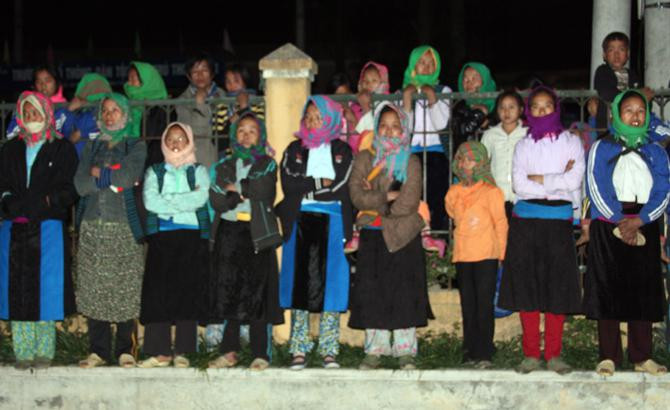 Người dân đi xem biểu diễn Người dân đi xem biểu diễn