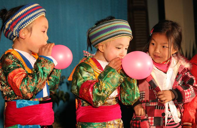 Tham gia trong phần thi thổi bóng bay Tham gia trong phần thi thổi bóng bay