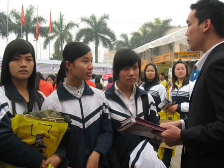 Sinh viên nghèo nặng gánh vì các khoản thu ngoài học phí ảnh 1