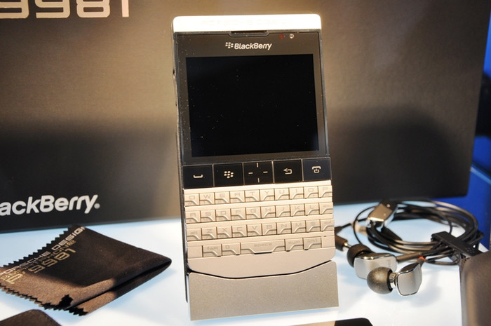 BlackBerry Porsche Design P'9981 có thiết kế góc cạnh, sang trọng như những chiếc xe hơi của hãng Porsche.. BlackBerry Porsche Design P'9981 có thiết kế góc cạnh, sang trọng như những chiếc xe hơi của hãng Porsche..