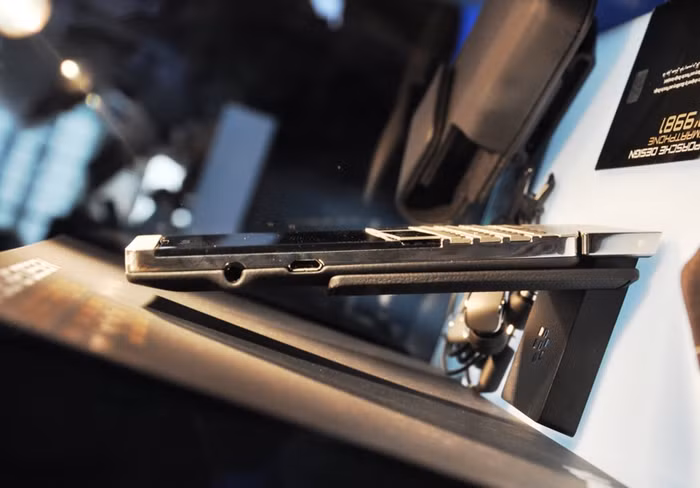 Hông trái cũng đơn giản với khe cắm tai nghe và cổng microUSB.