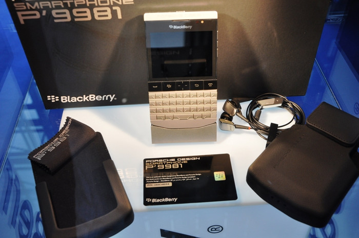 Pin của máy cũng thuộc loại JM1 Li-Ion 1230 mAh nhưng đẹp hơn với lớp thiết kế ở bề mặt. Đi theo máy còn có khăn mềm lau màn hình màu đen in dòng chữ Porsche Design Mobile Communication P'9981. Pin của máy cũng thuộc loại JM1 Li-Ion 1230 mAh nhưng đẹp hơn với lớp thiết kế ở bề mặt. Đi theo máy còn có khăn mềm lau màn hình màu đen in dòng chữ Porsche Design Mobile Communication P'9981.