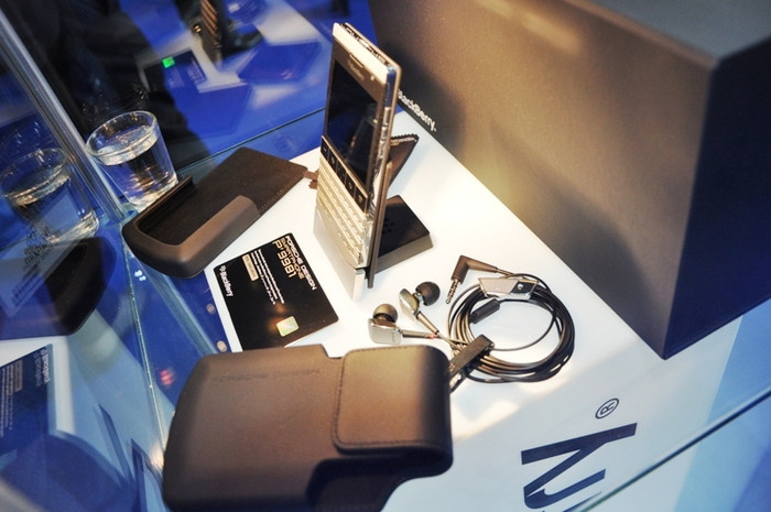 Tai nghe của BlackBerry Porsche Design P'9981 thuộc dạng earbud (nhét tai trong) cũng được thiết kế sang trọng với logo BlackBerry in chìm màu bạc. Tai nghe của BlackBerry Porsche Design P'9981 thuộc dạng earbud (nhét tai trong) cũng được thiết kế sang trọng với logo BlackBerry in chìm màu bạc.