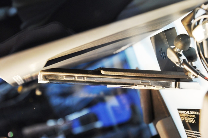 Tương tự như Bold 9900, hông phải máy trang bị các nút điều chỉnh âm lượng và chụp hình được làm hoàn toàn bằng kim loại chống gỉ. Tương tự như Bold 9900, hông phải máy trang bị các nút điều chỉnh âm lượng và chụp hình được làm hoàn toàn bằng kim loại chống gỉ.