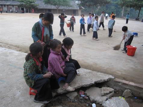 Cũng như bao bạn nhỏ khác các em ý thức được việc giữ gìn trường lớp