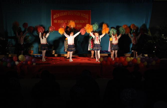 Kết thúc phần nhạc là bài hát Xuân về trên bản Mông Kết thúc phần nhạc là bài hát Xuân về trên bản Mông