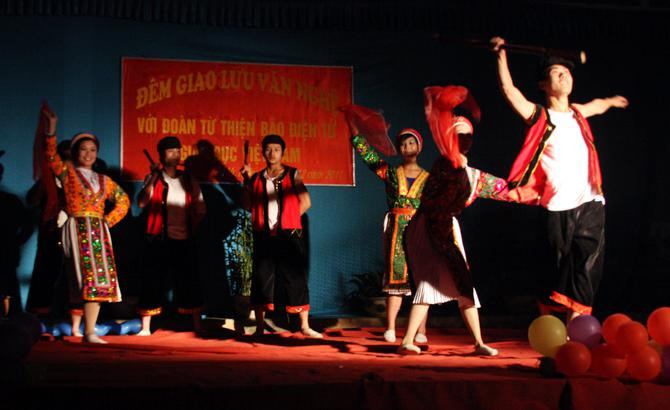 Mở đầu là tiết mục Múa mông trên bản Mông rất ấn tượng của nhóm Cao nguyên xanh đã thu hút được sự chú ý của mọi người. Mở đầu là tiết mục Múa mông trên bản Mông rất ấn tượng của nhóm Cao nguyên xanh đã thu hút được sự chú ý của mọi người.