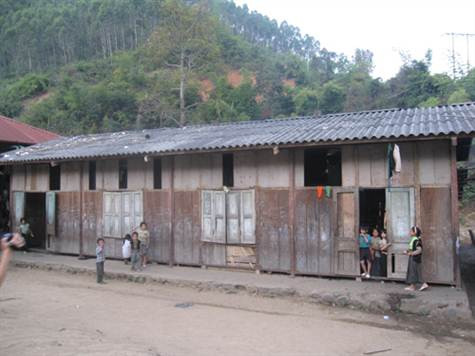 khu nội trú dột nát và xập xệ của các em