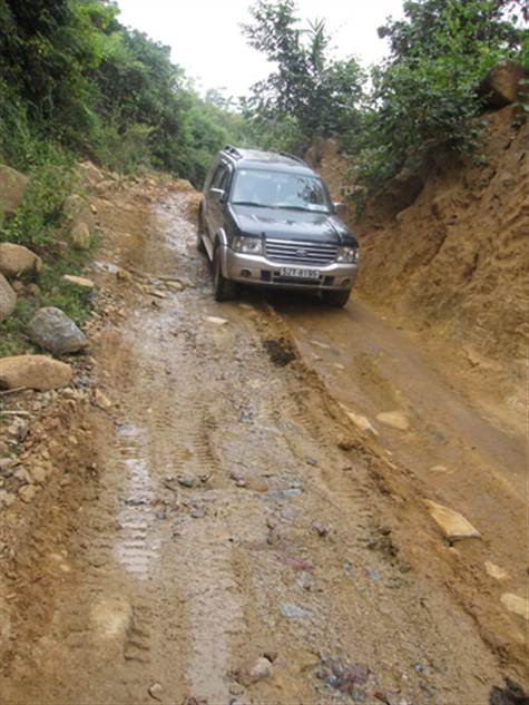 Khốc liệt đường lên trường, qua bản làng người dân tộc Si Mun sống 2 bên đường
