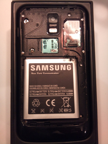 Qúa nguy hiểm Samsung Galaxy SII bốc cháy trong túi quần ảnh 3 Qúa nguy hiểm Samsung Galaxy SII bốc cháy trong túi quần ảnh 3