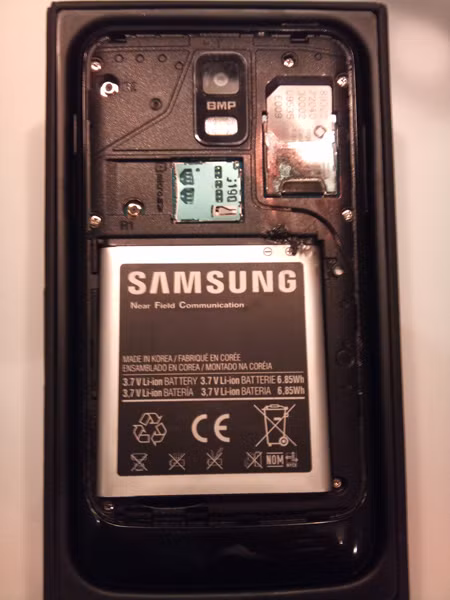 Qúa nguy hiểm Samsung Galaxy SII bốc cháy trong túi quần ảnh 3