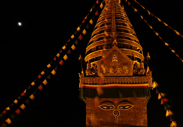 Nguyệt thực chiếu sáng bầu trời trên tháp Swayambhunath, một di sản thế giới, ở Kathmandu, Nepal, 10/12/2011. Nguyệt thực chiếu sáng bầu trời trên tháp Swayambhunath, một di sản thế giới, ở Kathmandu, Nepal, 10/12/2011.