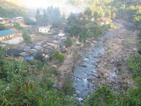 Ngắm nhìn lại ngôi trường và bản làng bé nhỏ