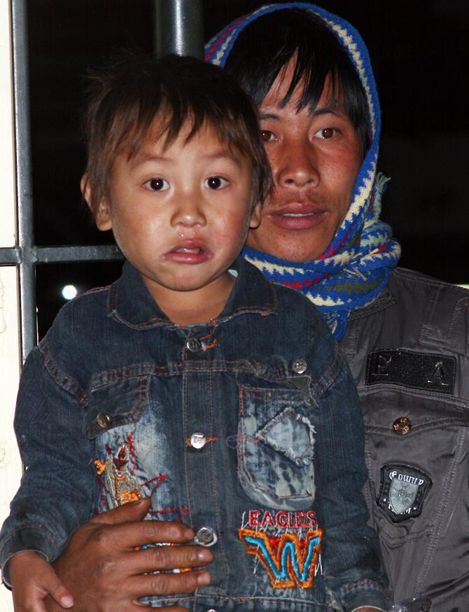 Một em nhỏ theo bố đi xem rất háo hức theo dõi các bạn chơi Một em nhỏ theo bố đi xem rất háo hức theo dõi các bạn chơi