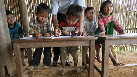 Muốn viết, bé trai này buộc phải đứng. Muốn viết, bé trai này buộc phải đứng.