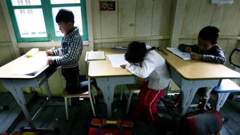 Các kiểu khắc phục bàn ghế quá khổ của học sinh lớp 1 điểm trường Cửa Vạn. Các kiểu khắc phục bàn ghế quá khổ của học sinh lớp 1 điểm trường Cửa Vạn.