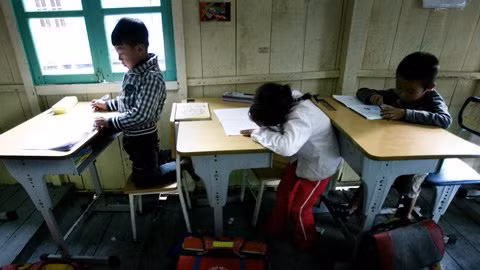 Các kiểu khắc phục bàn ghế quá khổ của học sinh lớp 1 điểm trường Cửa Vạn.