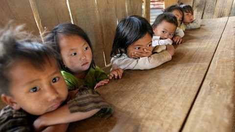 Dưới thì chân không chạm đất, phía trên thì mặt bàn cao ngang cổ nên các em phải dướn hết người mới có thể khoanh tay trên mặt bàn. Dưới thì chân không chạm đất, phía trên thì mặt bàn cao ngang cổ nên các em phải dướn hết người mới có thể khoanh tay trên mặt bàn.