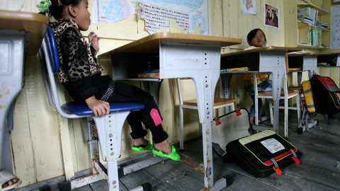 Không biết đến bao giờ, các trường mới có đủ điều kiện thực hiện thông tư liên tịch hướng dẫn tiêu chuẩn bàn ghế học sinh trường tiểu học, trường trung học cơ sở, trường trung học phổ thông. Không biết đến bao giờ, các trường mới có đủ điều kiện thực hiện thông tư liên tịch hướng dẫn tiêu chuẩn bàn ghế học sinh trường tiểu học, trường trung học cơ sở, trường trung học phổ thông.