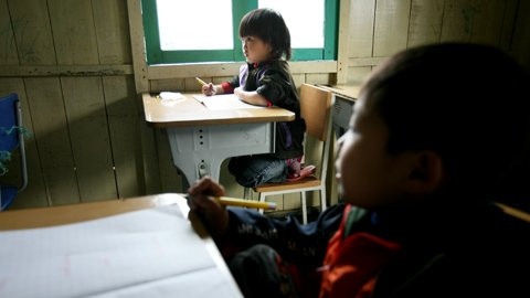 Hai chân trên ghế chăm chú nghe giảng. Hai chân trên ghế chăm chú nghe giảng.