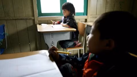 Hai chân trên ghế chăm chú nghe giảng.