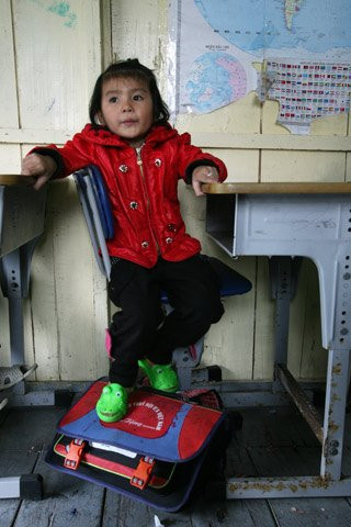 Một cách thư giãn đôi chân của cô trò nhỏ lớp 1 ở điểm trường Cửa Vạn. Một cách thư giãn đôi chân của cô trò nhỏ lớp 1 ở điểm trường Cửa Vạn.