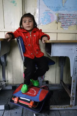 Một cách thư giãn đôi chân của cô trò nhỏ lớp 1 ở điểm trường Cửa Vạn.