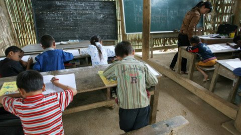 Tư thế đứng để viết tuy có mỏi chân, nhưng có lẽ cậu trò lớp 1 tại điểm trường Khe Bốc này vẫn cảm thấy thoải mái hơn việc phải để mắt quá gần trang vở. Tư thế đứng để viết tuy có mỏi chân, nhưng có lẽ cậu trò lớp 1 tại điểm trường Khe Bốc này vẫn cảm thấy thoải mái hơn việc phải để mắt quá gần trang vở.