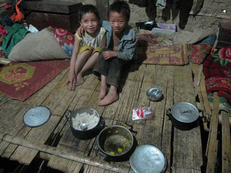 Bữa ăn nếu có thì có cơm trắng với bột canh còn không thì ăn với nước suối