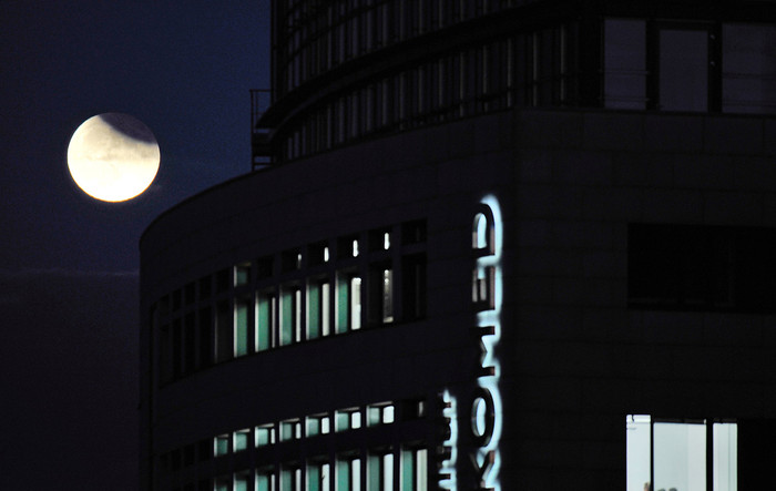 Hình ảnh nguyệt thực một phần ở thành phố Cologne, 10/12/2011. Vì mặt trăng lên muộn nên người dân Đức chỉ có thể chiêm ngưỡng nguyệt thực một phần. Hình ảnh nguyệt thực một phần ở thành phố Cologne, 10/12/2011. Vì mặt trăng lên muộn nên người dân Đức chỉ có thể chiêm ngưỡng nguyệt thực một phần.