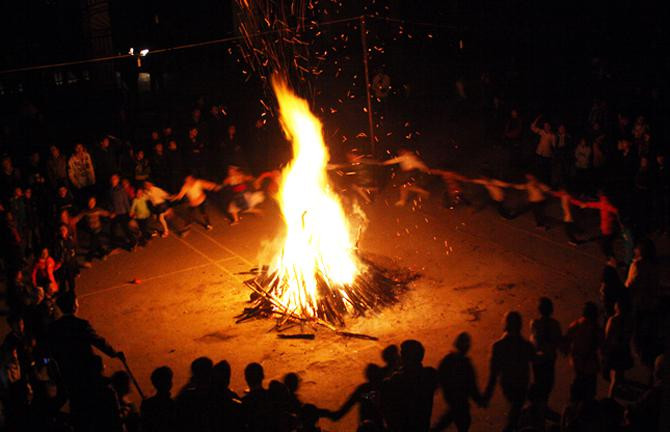 Vòng tay siết chặt vòng tay quanh ánh lửa hồng kết thúc đêm giao lưu văn nghệ ấm tình người. Vòng tay siết chặt vòng tay quanh ánh lửa hồng kết thúc đêm giao lưu văn nghệ ấm tình người.