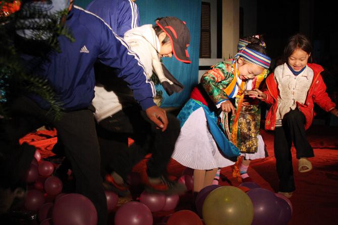 và xem ai giẫm vỡ bóng nhanh nhất và xem ai giẫm vỡ bóng nhanh nhất