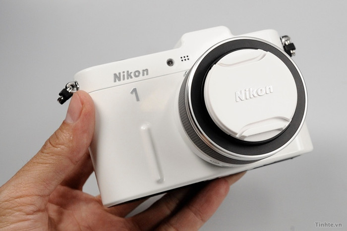 Ngoài ra, V1 cũng không còn được tích hợp flash cóc như J1 mà chuyển thành 1 chân đế riêng hỗ trợ nhiều loại phụ kiện khác nhau, từ đèn flash cho đến thiết bị bắt GPS.