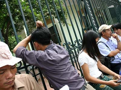 Ngóng chờ con thi. Ảnh: LAD