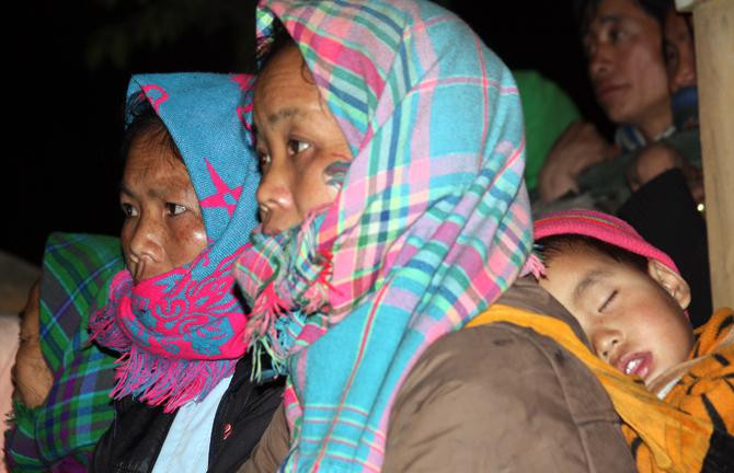 Một em nhỏ ngủ quên trên lưng mẹ Một em nhỏ ngủ quên trên lưng mẹ