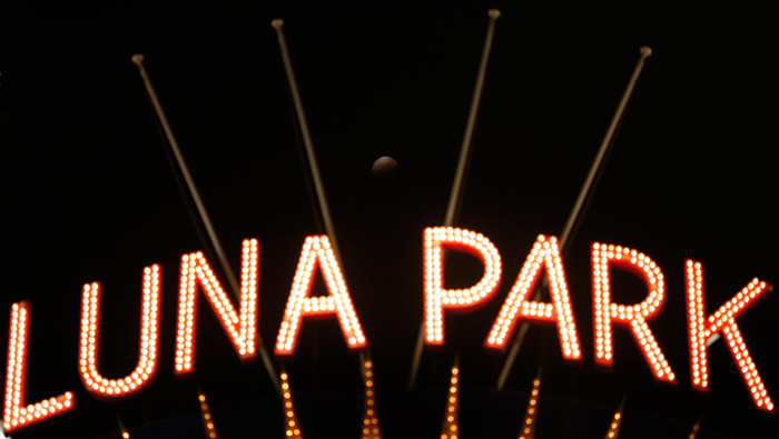 Nguyệt thực nhìn thấy tại lối vào một công viên ở Sydney, Australia, 11/12/2011. Nguyệt thực nhìn thấy tại lối vào một công viên ở Sydney, Australia, 11/12/2011.