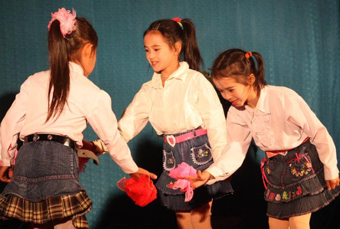 Múa Khăn quàng thắp sáng bình mình của học sinh Tiểu học Pả Vi Múa Khăn quàng thắp sáng bình mình của học sinh Tiểu học Pả Vi