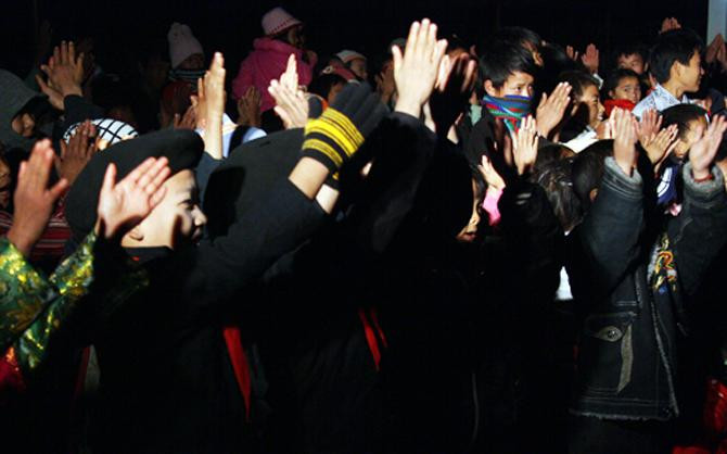 Các bạn học sinh ở dưới sân khấu đứng dậy để vỗ tay cổ vũ Các bạn học sinh ở dưới sân khấu đứng dậy để vỗ tay cổ vũ