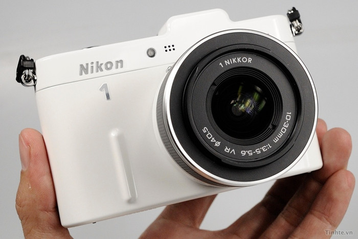 V1 trắng với ống kính 10-30 (tương đương 27-81)