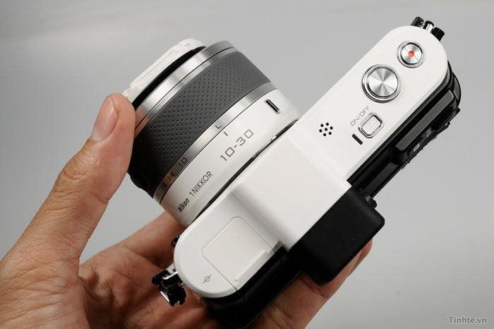 Đỉnh có cổng mở rộng, nút mở máy, nút chụp hình và quay phim