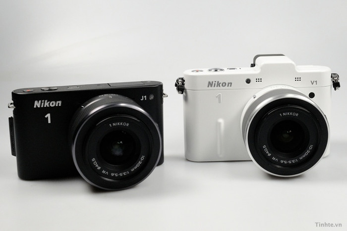 Nikon 1 là dòng máy đặc biệt, nếu bạn nhìn từ góc độ của một người đòi hỏi các thao tác nhanh nhất có thể thì V1/J1 sẽ không đáp ứng được, nó không thể thay đổi chế độ ASPM bằng 1 nút bấm, không chỉnh nhanh khẩu độ và tốc độ bằng 2 bánh xe riêng... như các máy pro nhưng nếu nhìn từ góc một người dùng không chuyên thì đây lại là một thiết bị thật tuyệt vời. Không một máy pro nào lại có menu đơn giản và dễ hiểu như vậy. Nikon 1 chia menu làm 3 phần chính, phần playback xem lại hình, chỉnh sửa, phần photo để chụp hình và cuối cùng là setting chứa các thông số của máy. Mời các bạn xem video để biết thêm chi tiết.