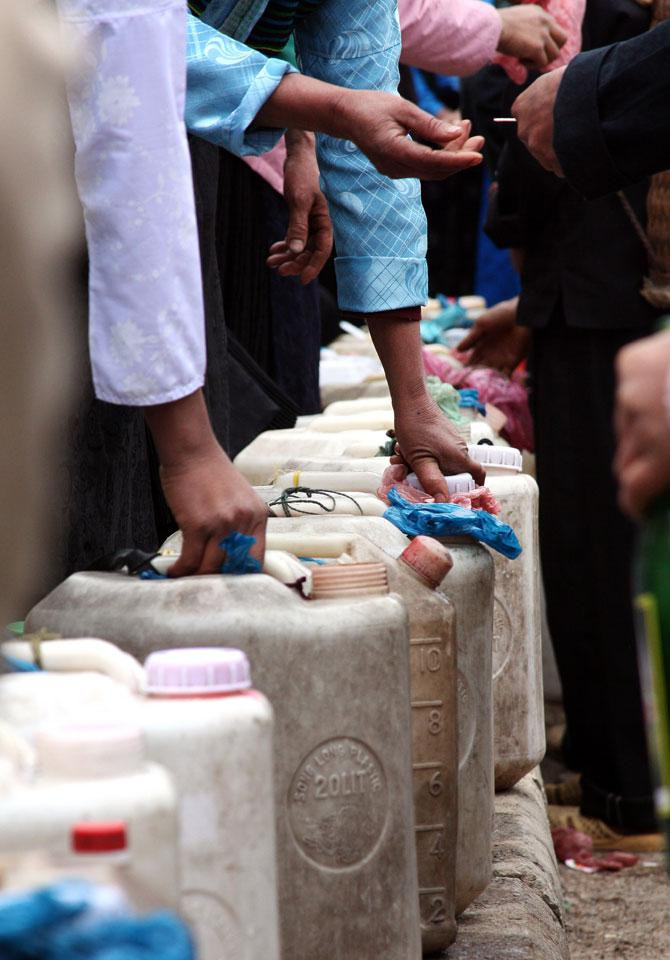 Rượu được mang đến chợ và xếp thành hàng dọc theo đường vào. Lúc nào cũng tấp nập người mua và thử rượu. Rượu được mang đến chợ và xếp thành hàng dọc theo đường vào. Lúc nào cũng tấp nập người mua và thử rượu.