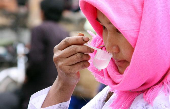 Đặc biệt là những người phụ nữ trẻ, họ thử rất cẩn thận. Trước khi nếm thử họ thường đưa lên mũi để ngửi và hít một hơi thật sâu để cảm nhận rồi mới uống. Đặc biệt là những người phụ nữ trẻ, họ thử rất cẩn thận. Trước khi nếm thử họ thường đưa lên mũi để ngửi và hít một hơi thật sâu để cảm nhận rồi mới uống.