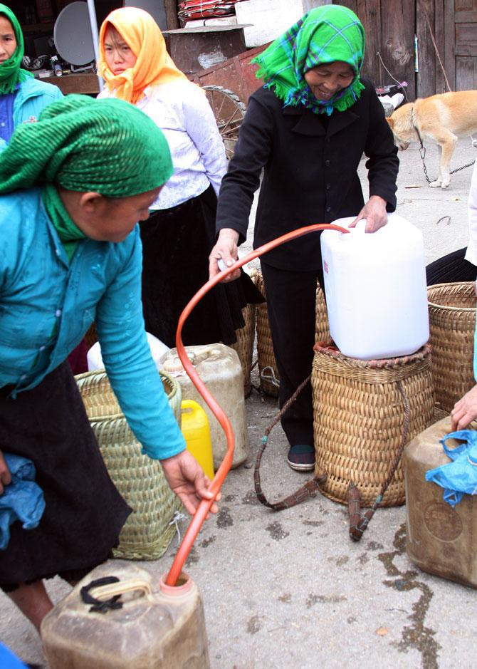 Hoặc dùng những ống hút để chuyển sang can to. Những chiếc can to như này, nếu du khách qua chợ mua cả can thì phải trả thêm 50 nghìn tiền can 20 lít. Hoặc dùng những ống hút để chuyển sang can to. Những chiếc can to như này, nếu du khách qua chợ mua cả can thì phải trả thêm 50 nghìn tiền can 20 lít.