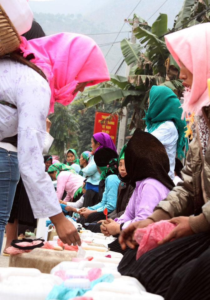 Họ đi thử ở tất cả các can rượu của người bán, đến khi nào tìm được rượu ưng ý họ mới dừng lại ở đó để mua. Họ đi thử ở tất cả các can rượu của người bán, đến khi nào tìm được rượu ưng ý họ mới dừng lại ở đó để mua.