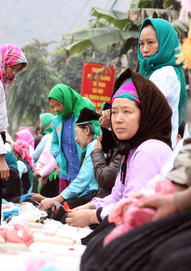 Điều lạ nhất ở chợ là toàn phụ nữ đi bán. Đàn ông trong nhà thì nấu rượu, còn phụ nữ mang đi bán hoặc mua ở chợ mỗi phiên. Điều lạ nhất ở chợ là toàn phụ nữ đi bán. Đàn ông trong nhà thì nấu rượu, còn phụ nữ mang đi bán hoặc mua ở chợ mỗi phiên.