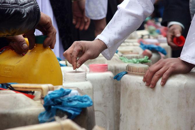 Rượu ở đây bán ở 2 mức giá khác nhau. Rượu nặng thì giá 20 nghìn 1 lít, còn rượu nhẹ là 10 nghìn. Rượu ở đây bán ở 2 mức giá khác nhau. Rượu nặng thì giá 20 nghìn 1 lít, còn rượu nhẹ là 10 nghìn.