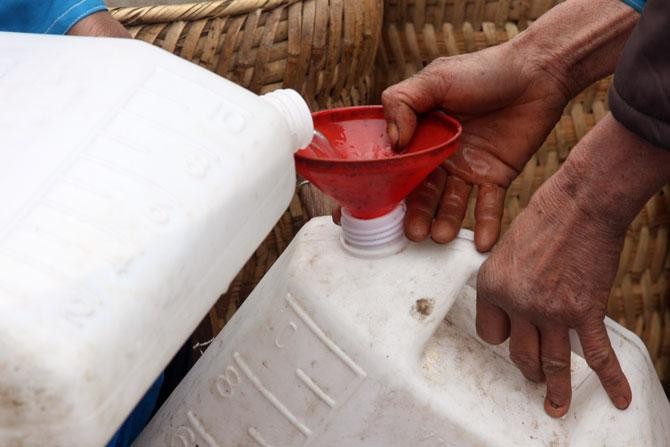 Mỗi người đi mua rượu đều mang sẵn can của mình đi đựng. Khi đã tìm được rượu ưng ý, họ chắt sang can của mình bằng những chiếc phễu nhỏ. Mỗi người đi mua rượu đều mang sẵn can của mình đi đựng. Khi đã tìm được rượu ưng ý, họ chắt sang can của mình bằng những chiếc phễu nhỏ.